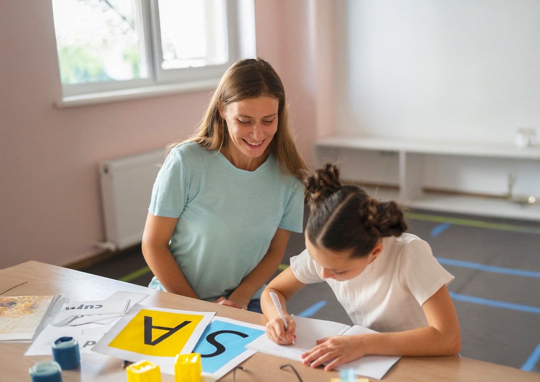 psychologist-helping-little-girl-speech-therapy_720